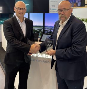 Airways CE James Young and Airservices Chief Technology Enablement Officer Mark Hind celebrate the Seamless Skies Award win