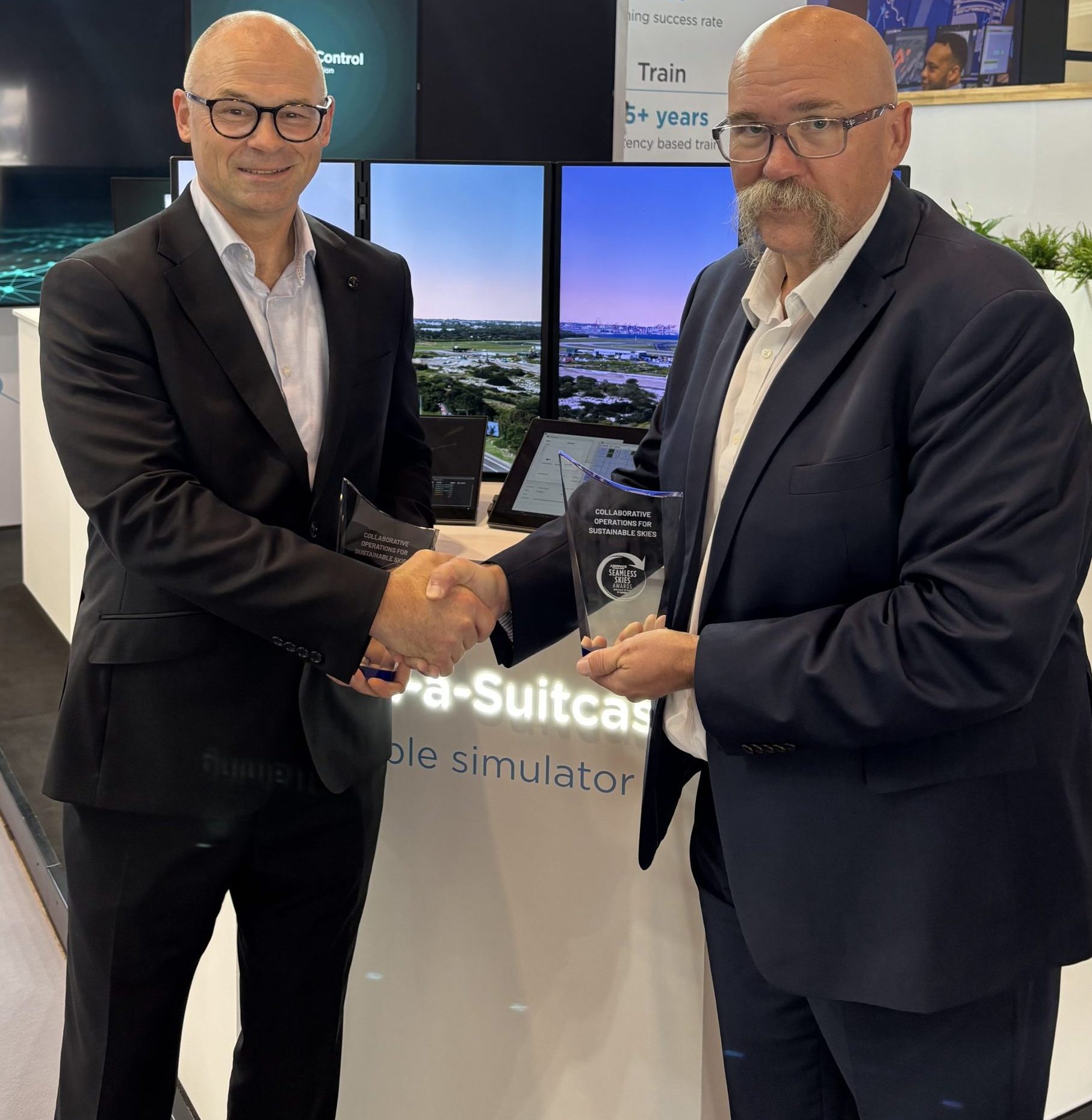 Airways CE James Young and Airservices Chief Technology Enablement Officer Mark Hind celebrate the Seamless Skies Award win