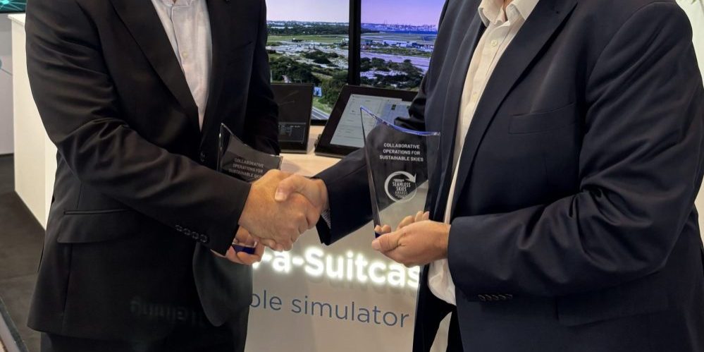 Airways CE James Young and Airservices Chief Technology Enablement Officer Mark Hind celebrate the Seamless Skies Award win